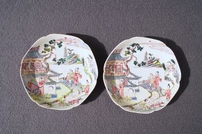 Une paire de tasses et soucoupes en porcelaine de Chine famille rose, Yongzheng